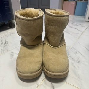UGG Women's Classic Short Ii Boot size 9. Worn 3-4 times.